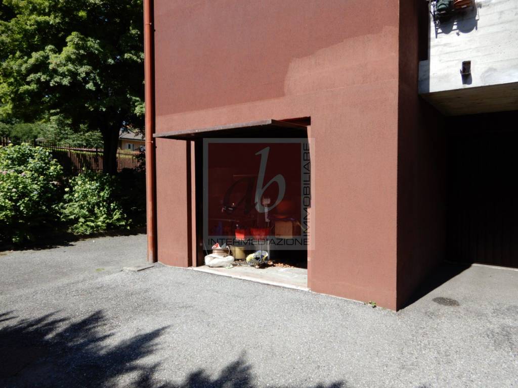 Garage in vendita a Laveno-Mombello via Cesare Battisti, 89