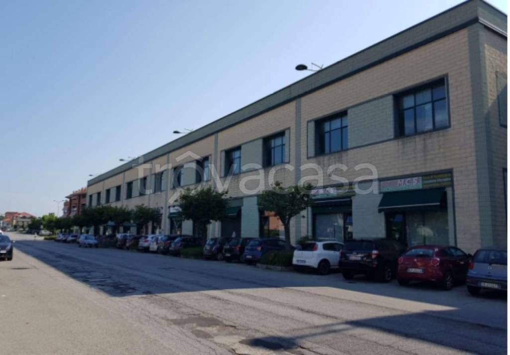 Ufficio in vendita a Pinerolo via Ettore Bignone 81