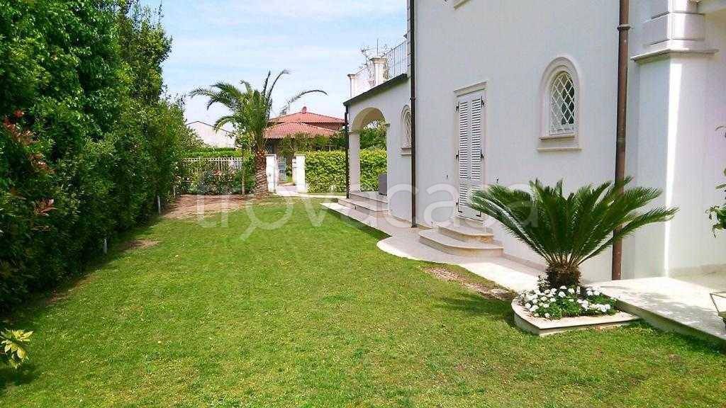 Villa in affitto a Forte dei Marmi via Salvador Allende, 18