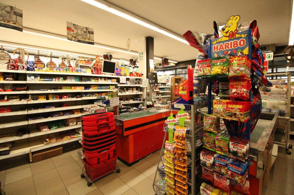 Supermercato/Minimarket in vendita a Calderara di Reno via Claudio Castaldini, 2