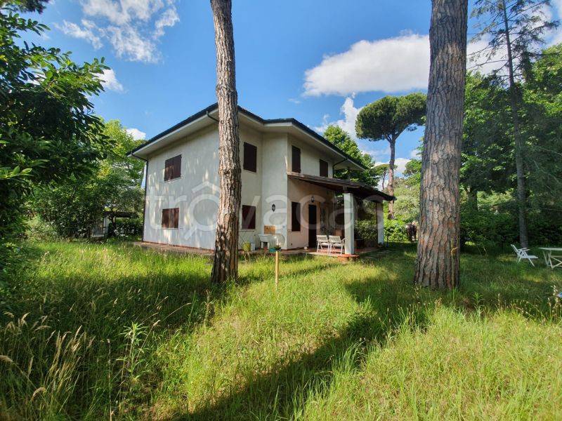 Villa in vendita a Forte dei Marmi via Alessandro Volta, 7