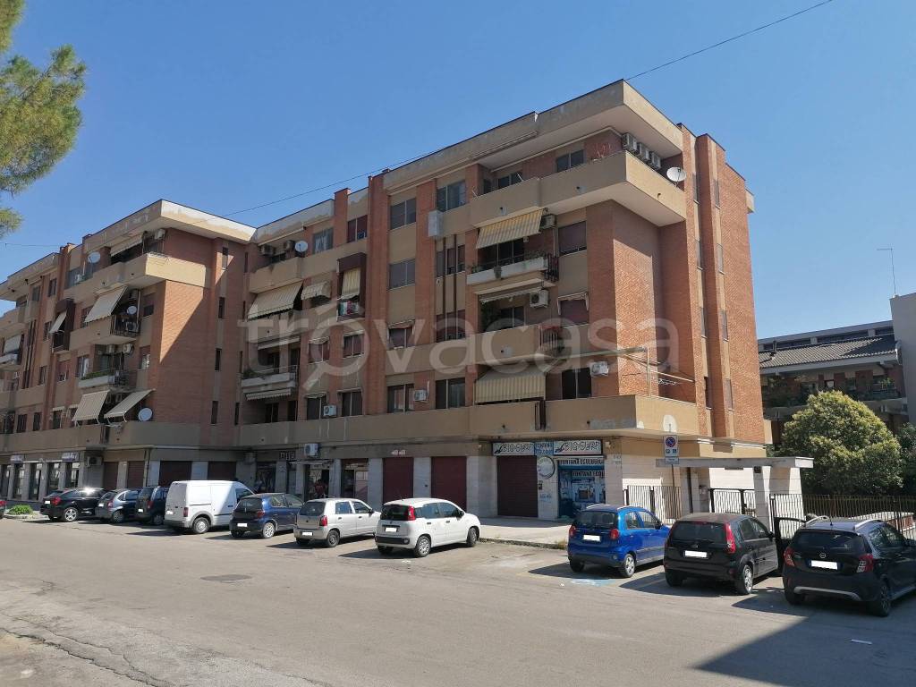 Negozio in affitto a Foggia via Vito Petruzzelli