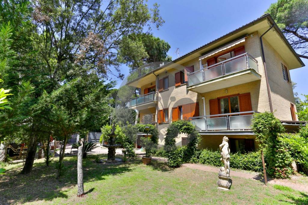Villa Bifamiliare in vendita a Viareggio viale John Fitzgerald Kennedy