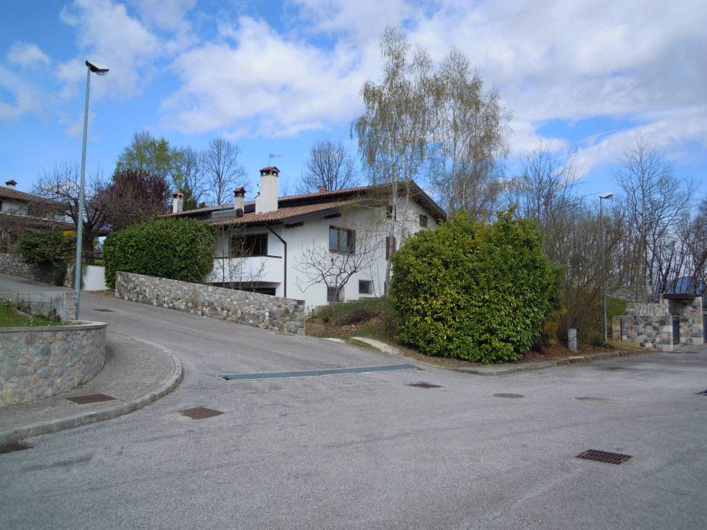 Villa Bifamiliare in vendita a Moruzzo strada dei Prati, 10