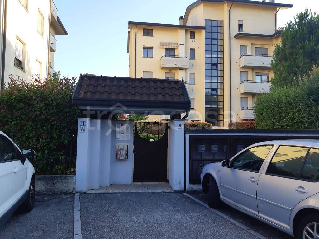 Appartamento in in vendita da privato a Giussano via Giovanni Pascoli, 18