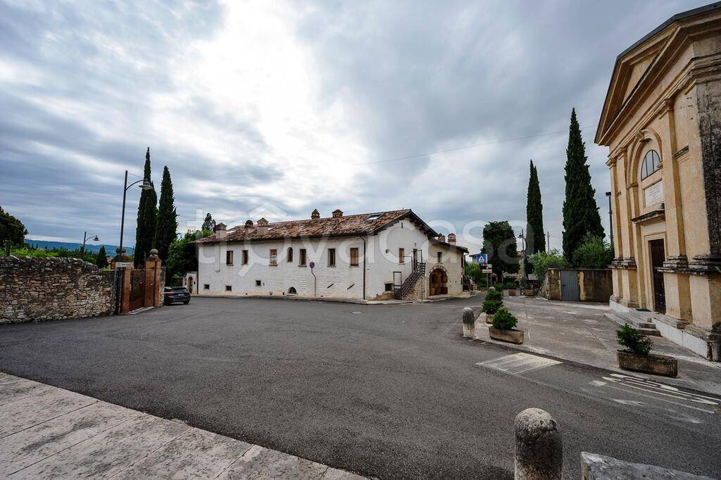 Casale in vendita a Sant'Ambrogio di Valpolicella