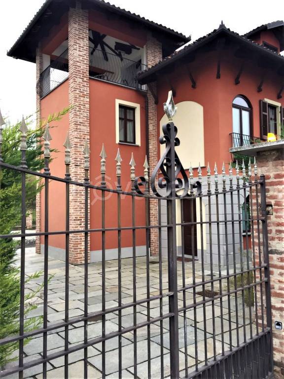 Villa in vendita ad Alba corso Barolo