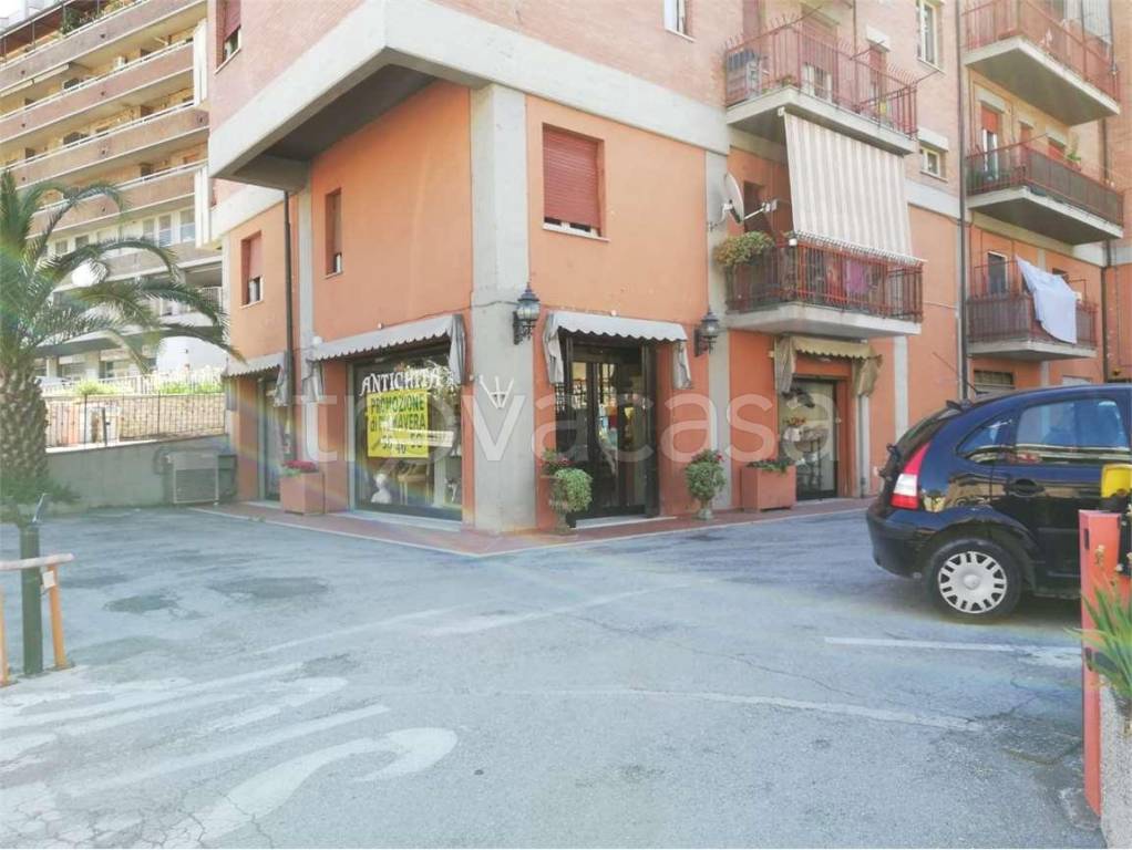 Negozio in vendita a Perugia via Palermo, 38