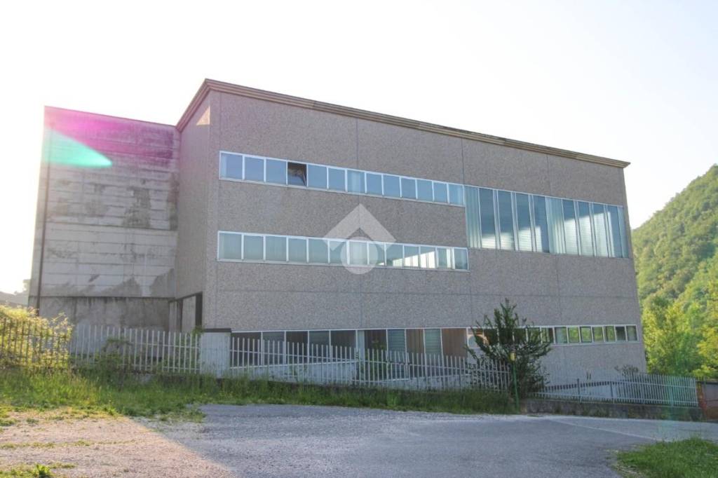 Capannone Industriale in vendita a Preseglie strada Provinciale 79, 32