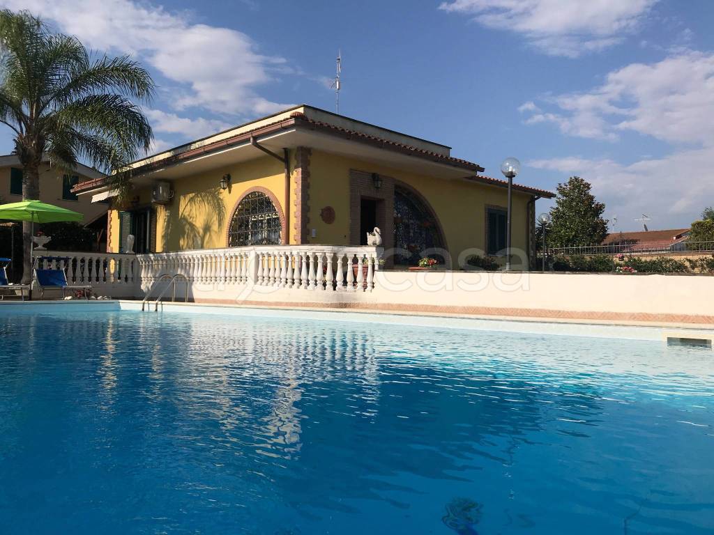 Villa in vendita ad Ardea via Tevere, 17