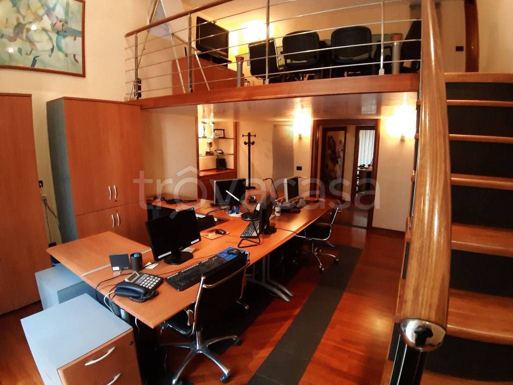 Ufficio in in affitto da privato a Napoli corso Meridionale, 37