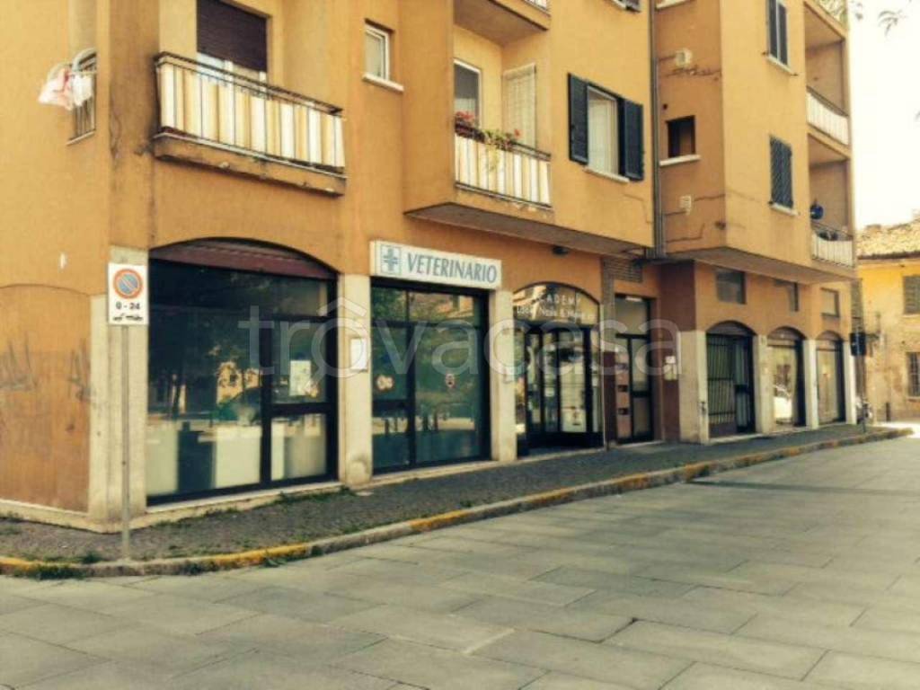 Negozio in vendita a Cassano d'Adda piazza Generale Perrucchetti, 36