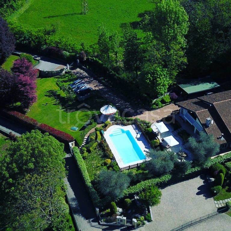Villa in vendita a Besozzo via Varese