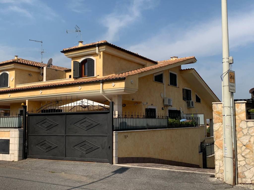 Villa Bifamiliare in vendita a Guidonia Montecelio via Castel Madama