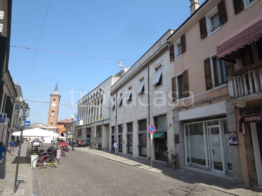 Negozio in affitto a Comacchio piazza Vincenzino Folegatti