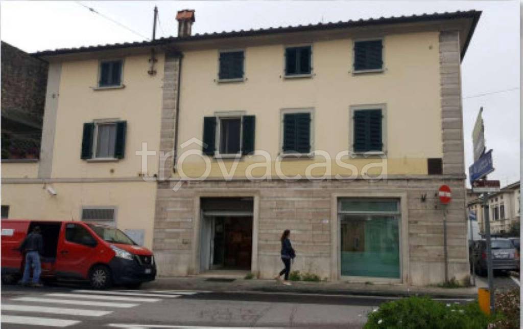 Filiale Bancaria in vendita a Pistoia via di Porta al Borgo 95-97