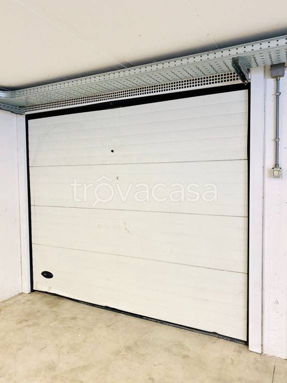 Garage in vendita a Modena via Emilia Ovest, 107