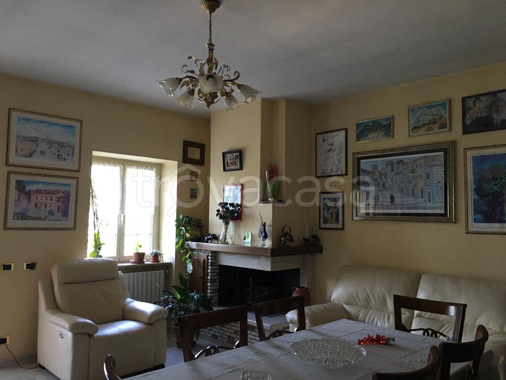 Villa Bifamiliare in vendita a Bisegna via Umberto I, 9
