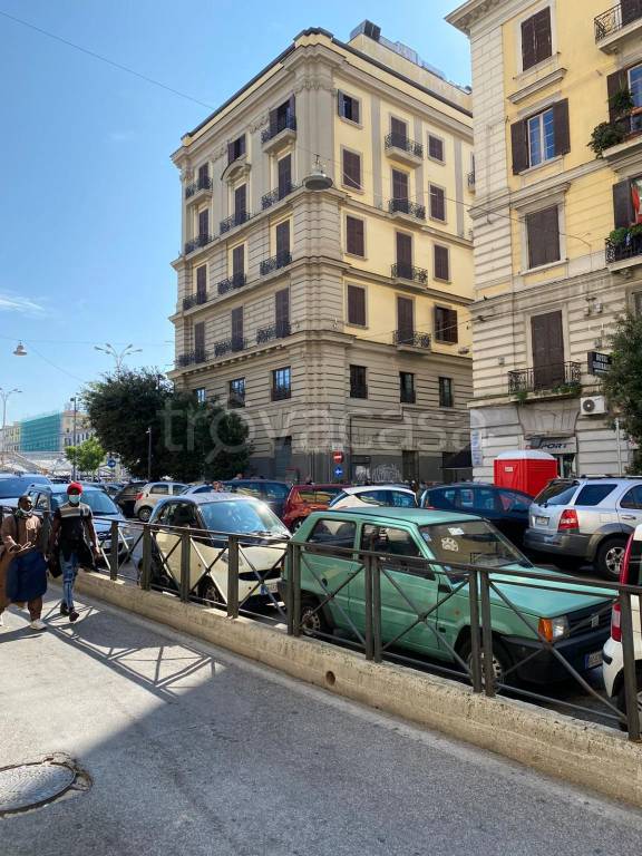 Negozio in vendita a Napoli via Pasquale Stanislao Mancini