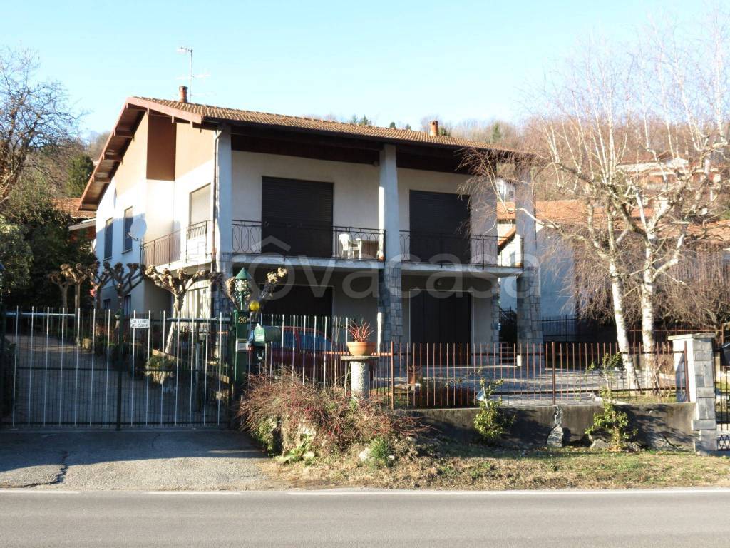 Villa Bifamiliare in in vendita da privato a Laveno-Mombello via Sangiano, 24