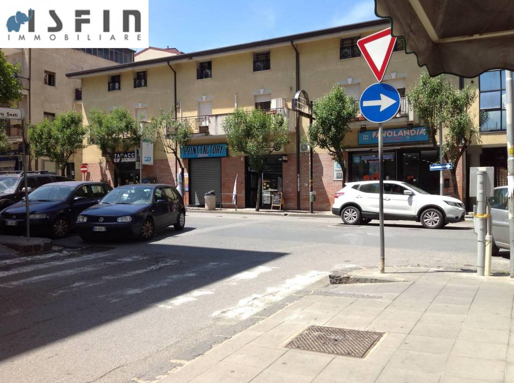 Negozio in vendita a Cosenza via Panebianco, 87