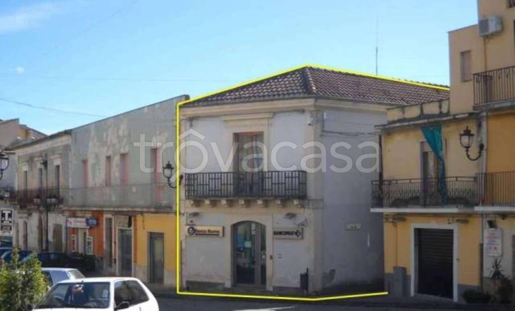 Filiale Bancaria in vendita a Raddusa piazza Umberto Primo 9