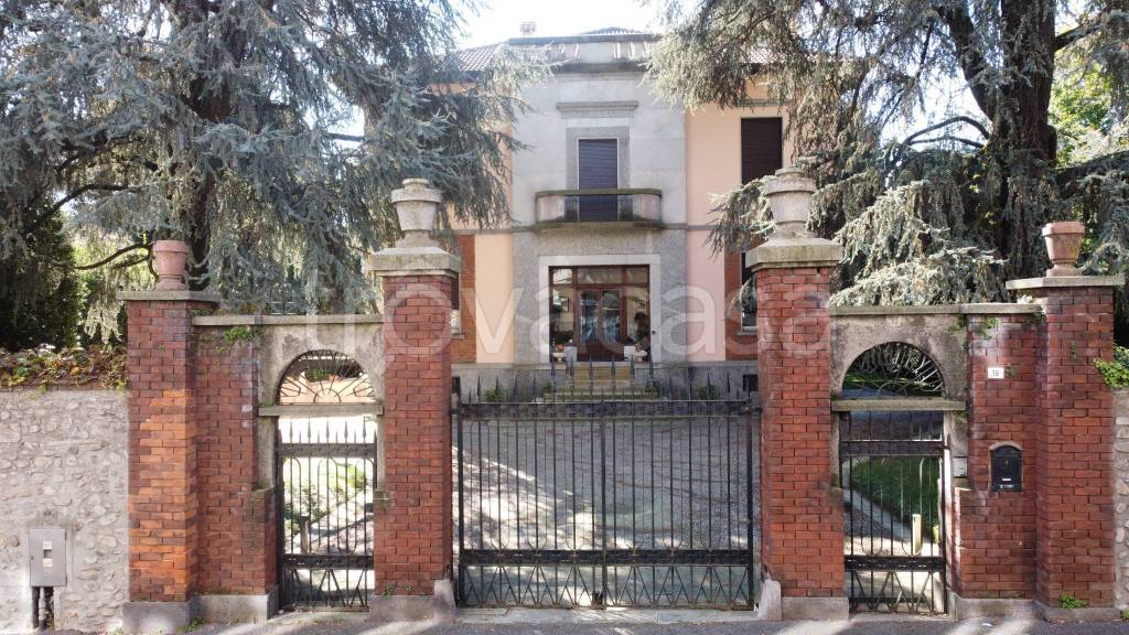Villa in vendita a Cantù via Ariberto da Intimiano