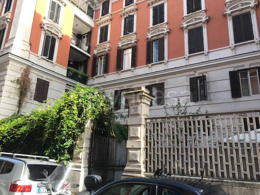 Ufficio in vendita a Roma via Novara, 2