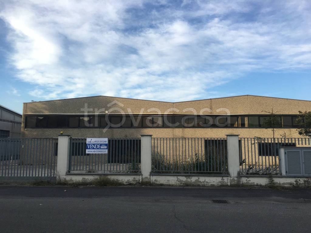 Capannone Industriale in vendita a Voghera strada dei Prati Nuovi, 27