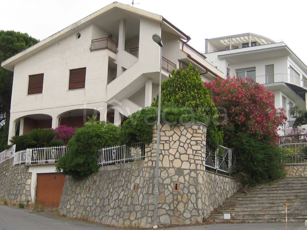 Villa Bifamiliare in in vendita da privato a Loano via degli Alpini