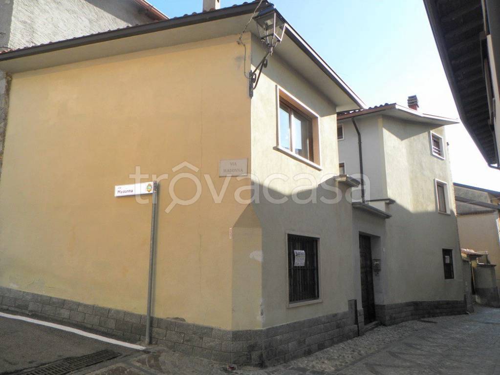 Casa Indipendente in vendita a Endine Gaiano via Dante Alighieri, 28