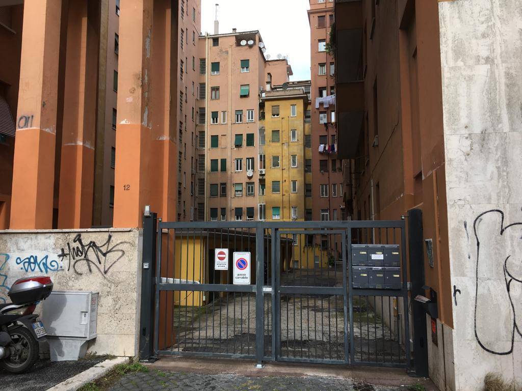 Garage in vendita a Roma via Arturo Colautti
