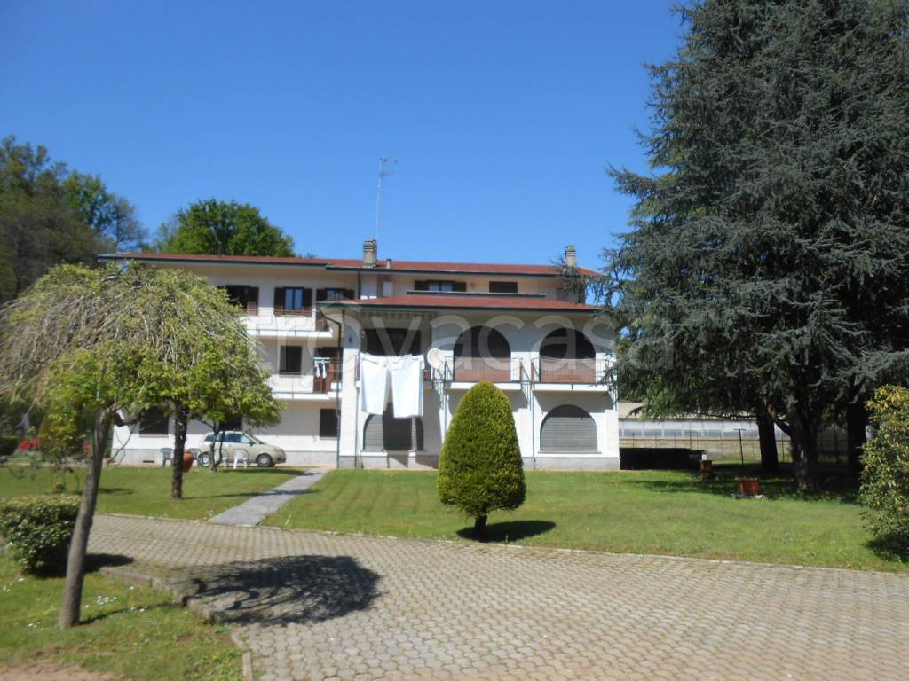 Villa Bifamiliare in vendita a Invorio strada Provinciale Gozzano Oleggio Castello