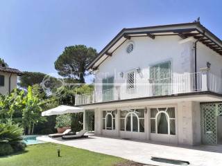 Villa in vendita a forte dei marmi via carlo carrà