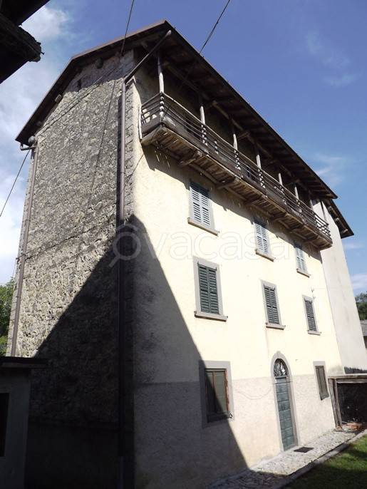 Casa Indipendente in vendita a Val Brembilla via Roma