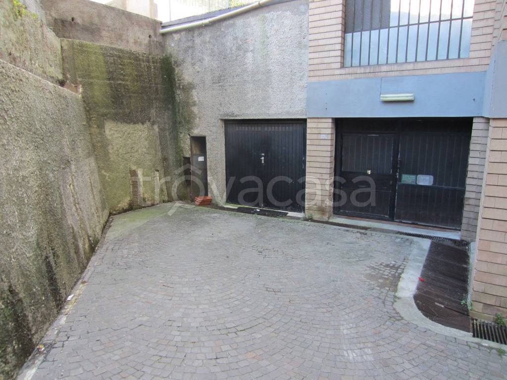 Garage in vendita a Genova via Bolzaneto, 27