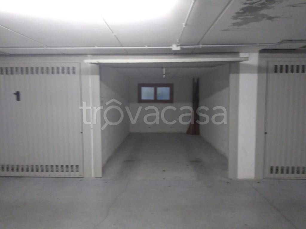 Garage in vendita a Vittorio Veneto via dell'Aviere, 17