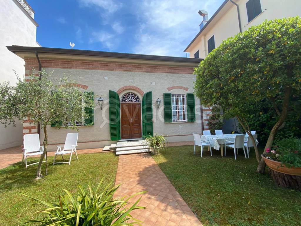 Villa Bifamiliare in affitto a Forte dei Marmi via Camillo Benso di Cavour, 10