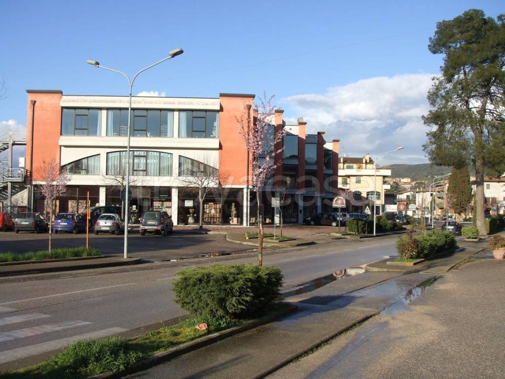Negozio in vendita a Deruta via Tiberina, 330
