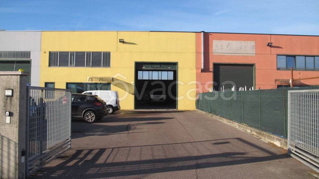 Capannone Industriale in in vendita da privato a Porto Mantovano via Londra, 41