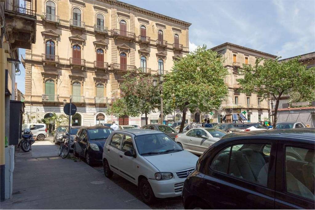 Negozio in vendita a Catania piazza maiorana, 36