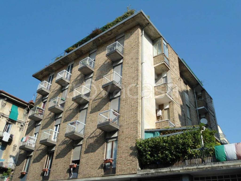Magazzino in vendita a Torino via Francesco Petrarca 3