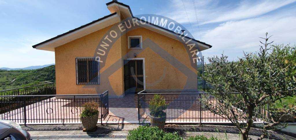 Villa in vendita a Sant'Angelo dei Lombardi contrada Erbaia