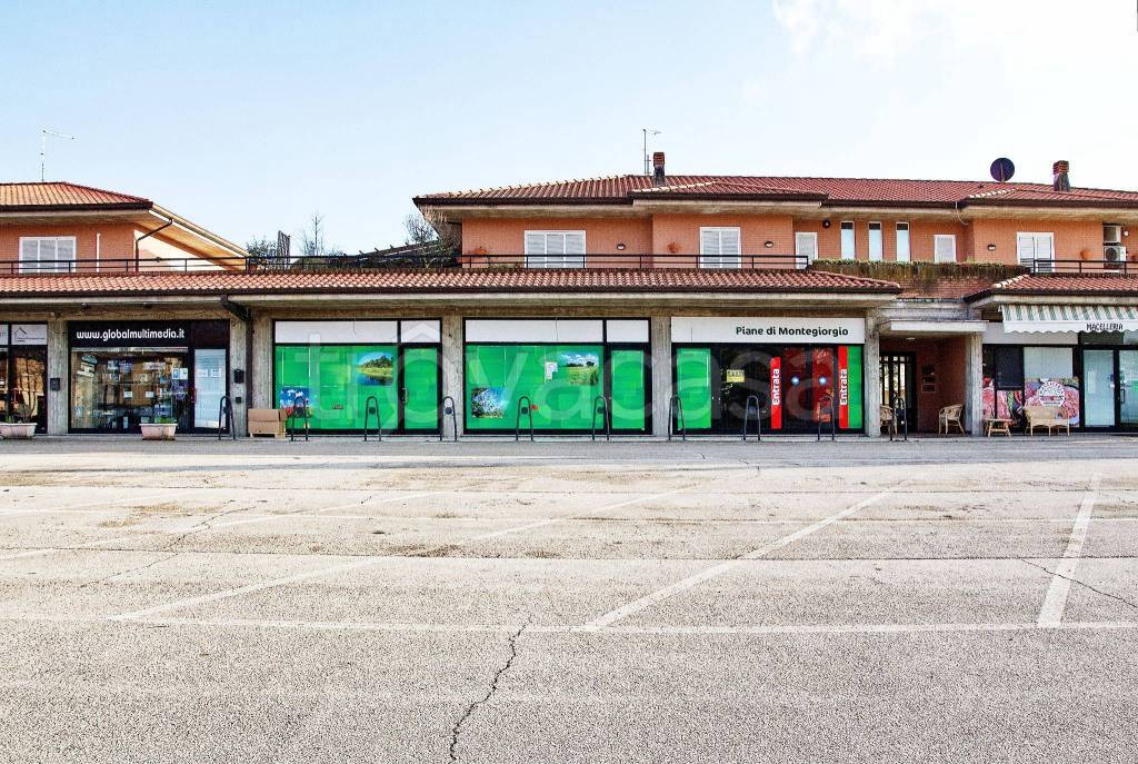 Supermercato/Minimarket in in affitto da privato a Montegiorgio via Feleriense Ovest, 22