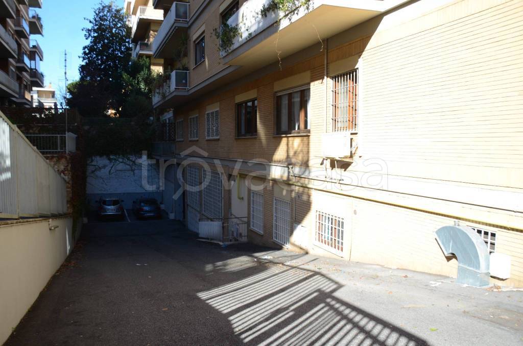Garage in vendita a Roma via Bernardo Barbiellini Amidei, 31