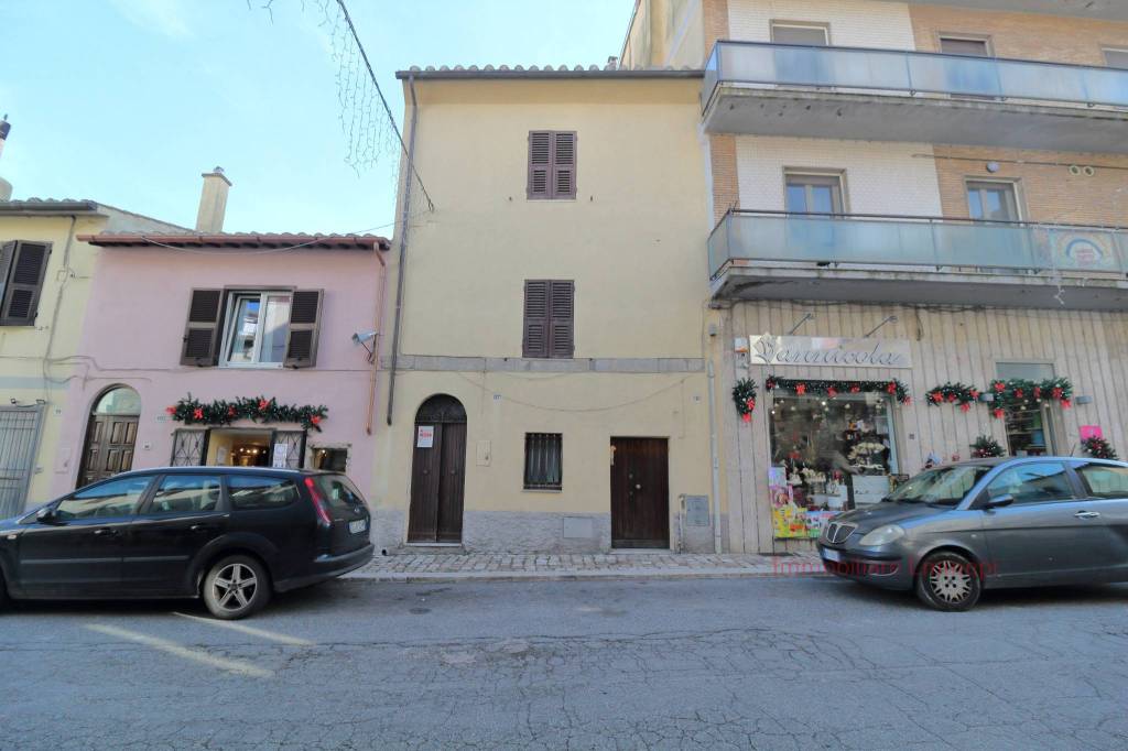 Appartamento in vendita a Tolfa via Roma, 117