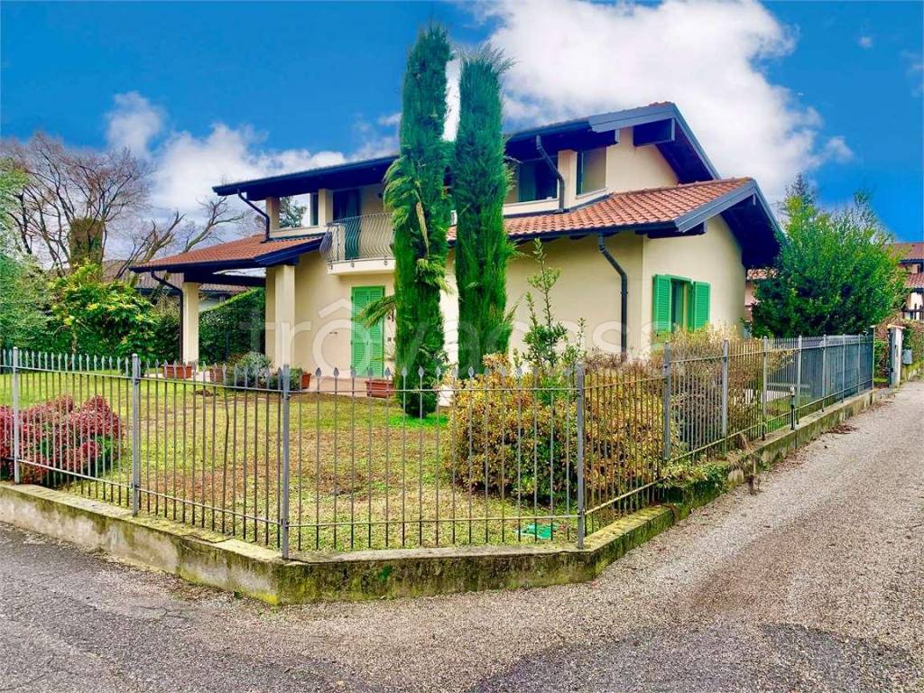 Villa in vendita a Sesto Calende via Coquo